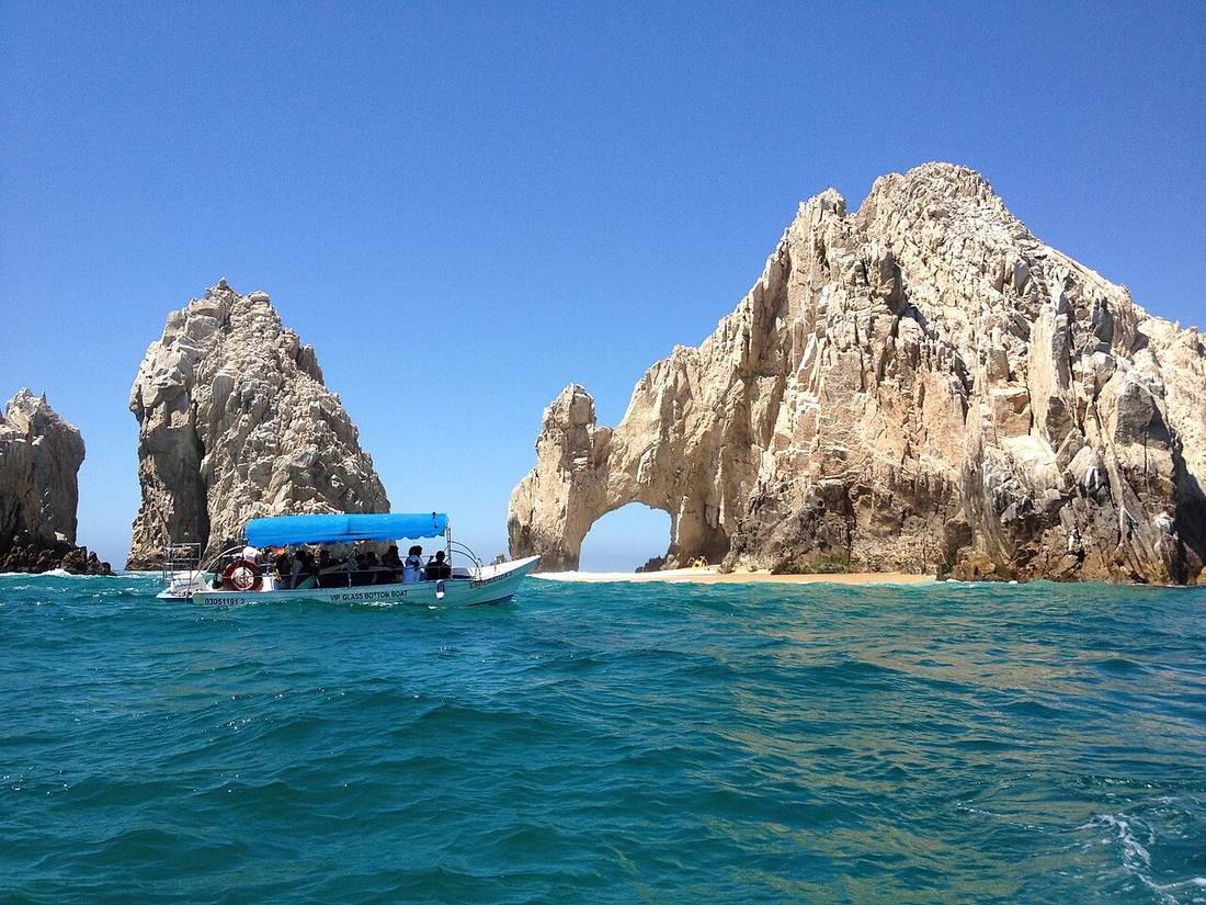 El Arco at Cabo San Lucas with tour boat